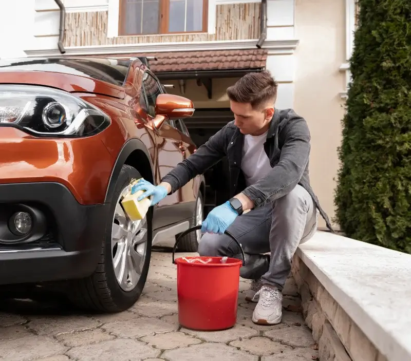 Lavage auto à domicile Collias : professionnel intervenant sur un véhicule